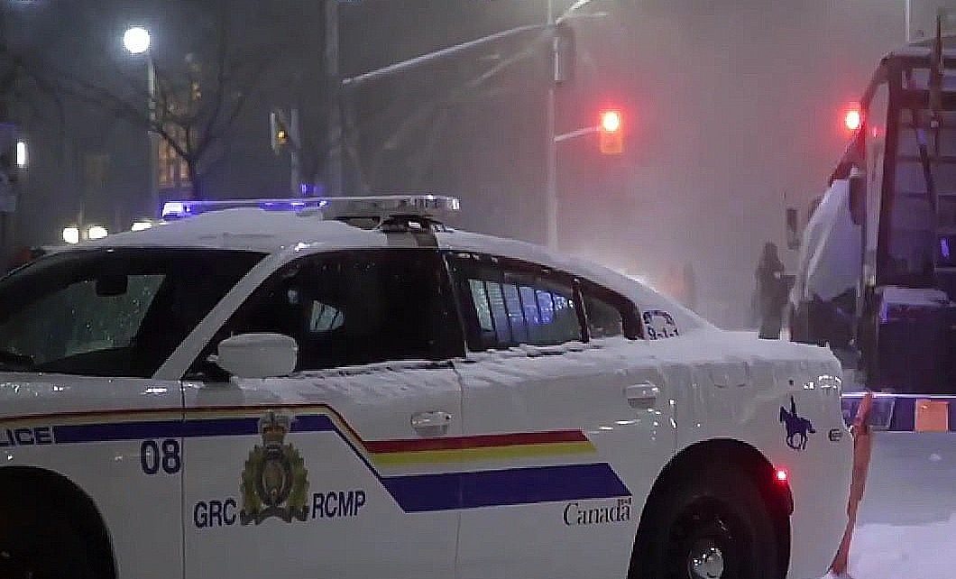 Ottawa Police Begin Removing Illegal Blockade