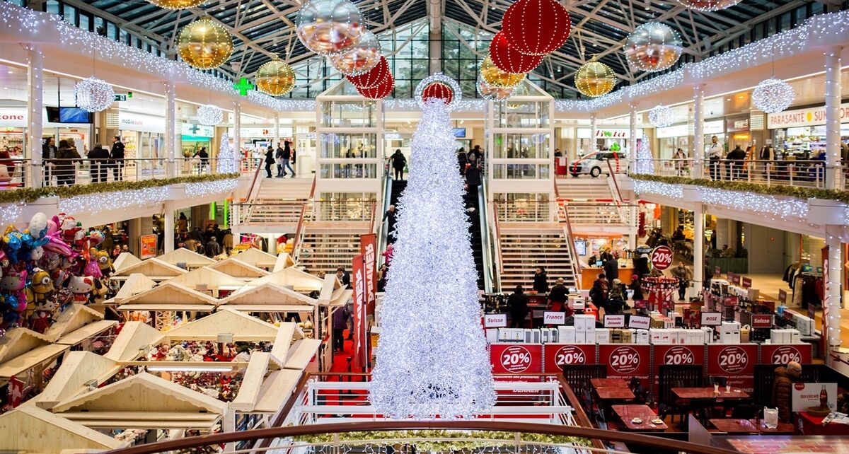 AN OPEN LETTER: This Holiday Season Be Nice to Hospitality Workers 84 shopping mall 2605815 1280