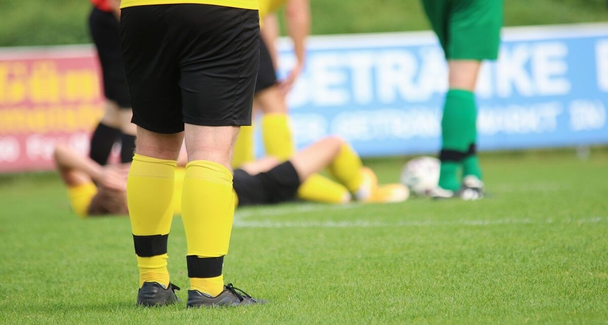 Diving and Dropping: Why Casual Soccer Fans See Red (While Die-Hards Stay Blue) 1682 Diving and Dropping: Why Casual Soccer Fans See Red (While Die-Hards Stay Blue)