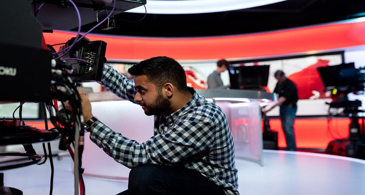 The Paradox of Visibility: Can Politicians Escape the Big Media Trap? 1587 engineer 4922434 1280