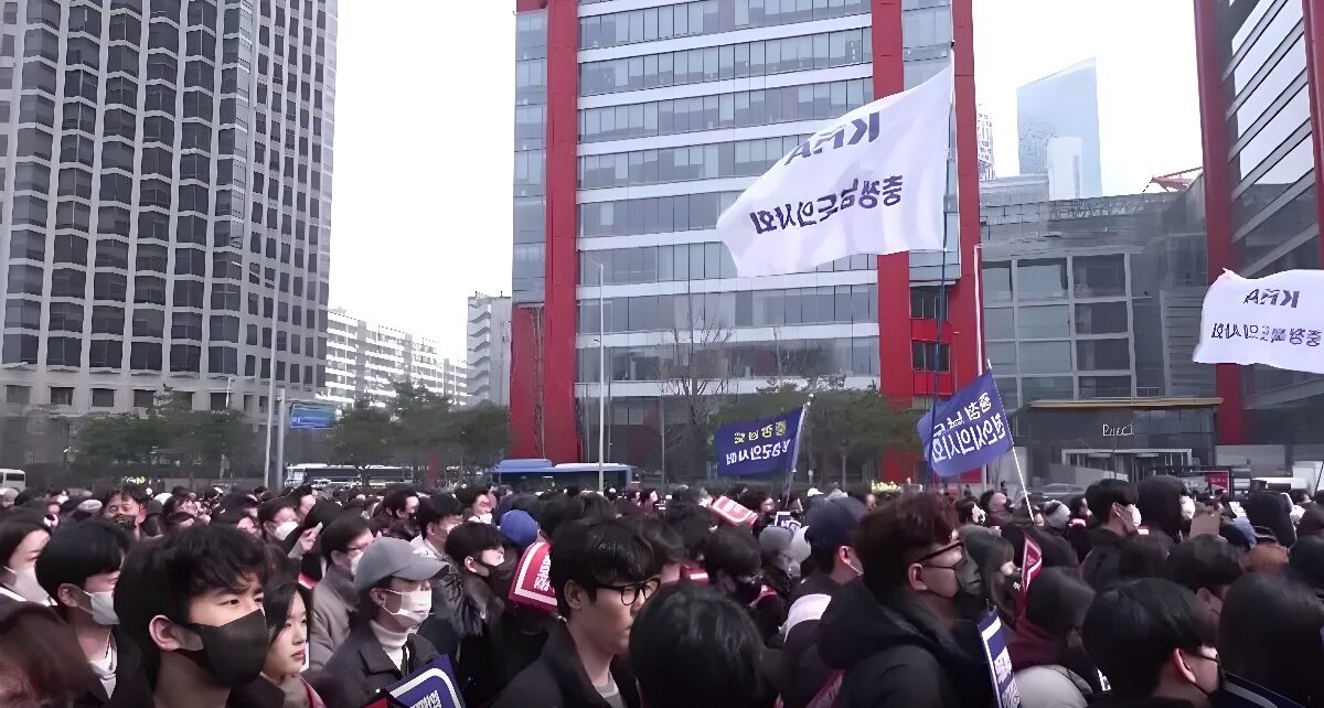 Turmoil in South Korea as Doctors Unite in Unprecedented Strike 1562 Korea deblurred
