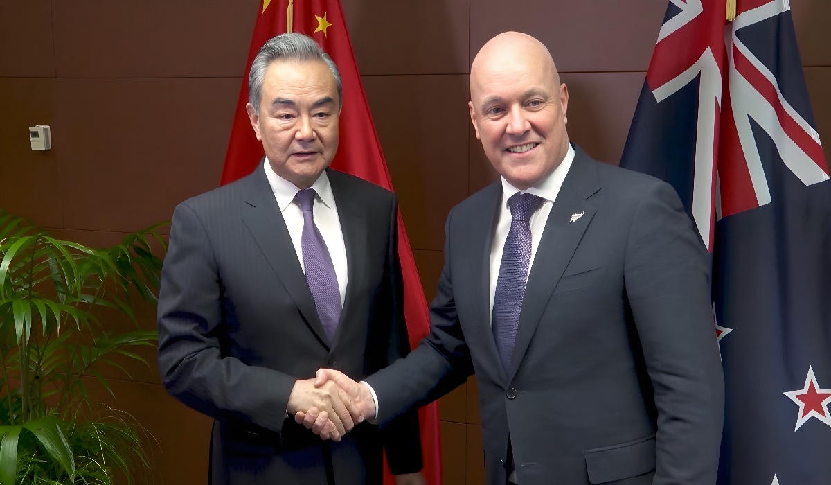 **Chinese Foreign Minister Meets with New Zealand Prime Minister, Emphasizing Bilateral Relations** In a significant diplomatic encounter, Chinese Foreign Minister Wang Yi met with New Zealand Prime Minister for the first time since 2017. The meeting underscored the importance of strengthening ties between the two nations, with a focus on economic cooperation and cultural exchange. During the meeting, Minister Wang Yi highlighted the robust trade relationship between China and New Zealand, which stands at an impressive $38 billion. He emphasized the mutual benefits derived from this thriving trade, noting its contribution to the prosperity of both countries. Additionally, Wang Yi acknowledged the presence of a vibrant Chinese community in New Zealand, whose contributions have enriched the nation's cultural tapestry. Expressing gratitude for New Zealand's pragmatic and positive approach towards China, Wang Yi commended the Prime Minister's leadership in fostering bilateral relations. He noted the Prime Minister's longstanding commitment to enhancing ties between the two nations, which has been instrumental in maintaining a constructive dialogue. In response, the New Zealand Prime Minister reaffirmed the country's commitment to nurturing a strong and cooperative relationship with China. Acknowledging China's importance as a key partner, the Prime Minister underscored the significance of continued collaboration in various spheres, including trade, education, and people-to-people exchanges. The meeting concluded on a positive note, with both parties expressing optimism about the future of China-New Zealand relations. Minister Wang Yi assured the Prime Minister of conveying her positive sentiments to President Xi Jinping, highlighting the importance of sustained dialogue and cooperation between the two nations. As China and New Zealand continue to navigate the complexities of the global landscape, such diplomatic engagements serve as a testament to the enduring friendship and mutual respect shared between the two countries. Moving forward, both parties remain committed to deepening their partnership and exploring new avenues for collaboration, with a shared vision of promoting peace, stability, and prosperity in the Asia-Pacific region and beyond.