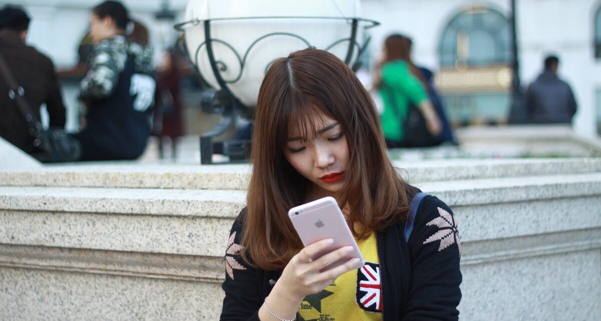 Navigating the Wild World of Online Dating: A Woman's Guide to Conversation Starters 1497 mobile 1999918 1280