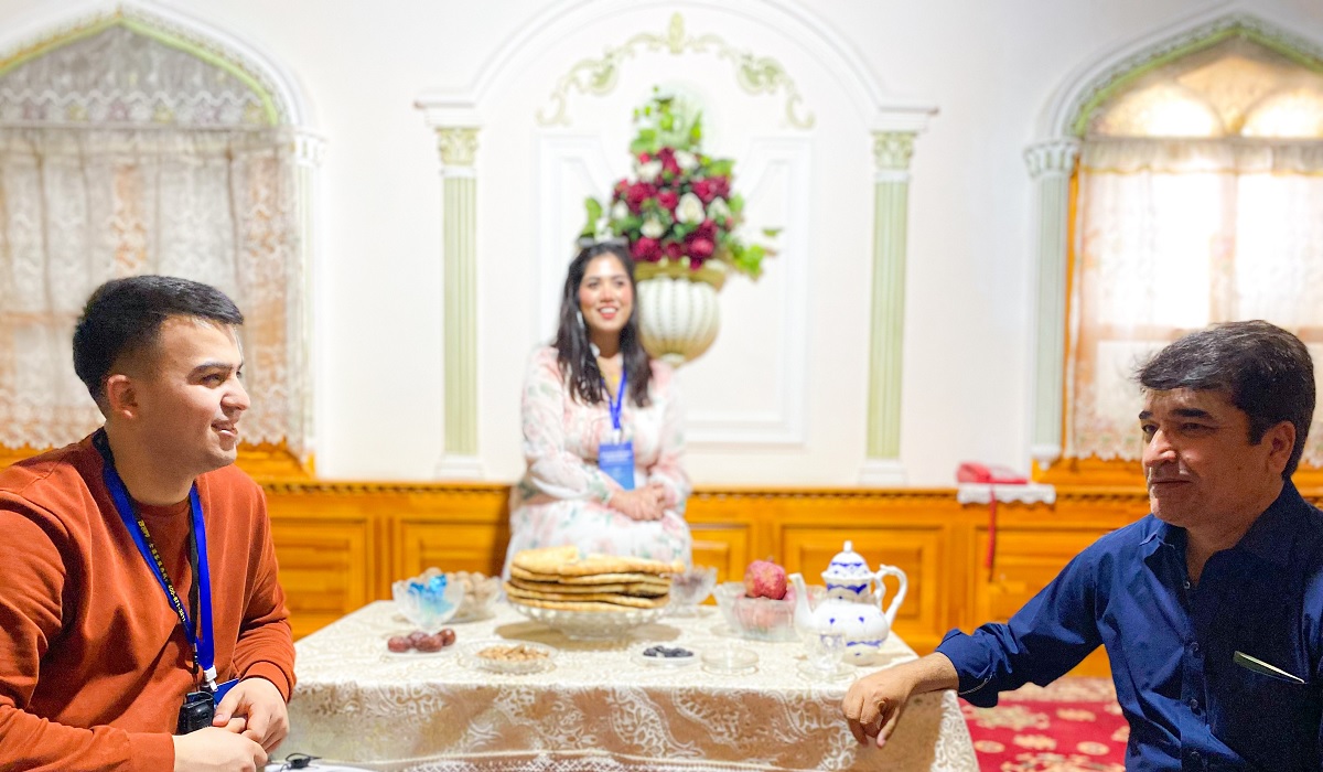 Resized Journalists in Kashgar