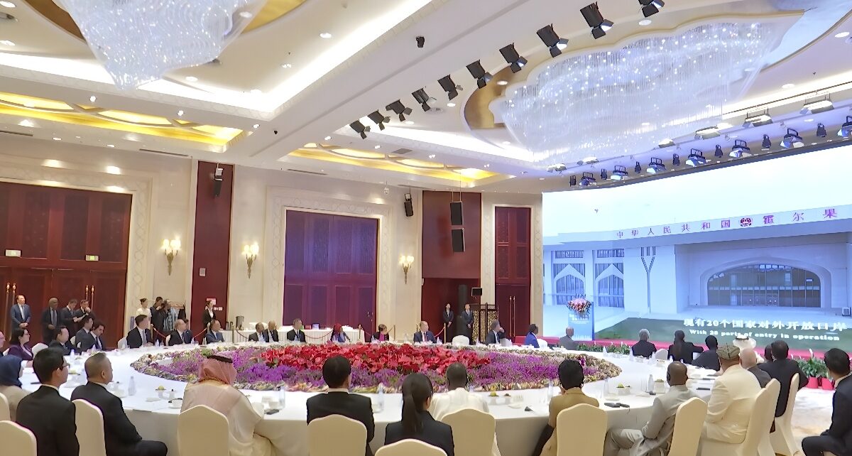 Xinjiang Officials and Foreign Diplomats Celebrate Eid al-Fitr 1373 Xinjiang Officials and Foreign Diplomats Celebrate Eid al-Fitr