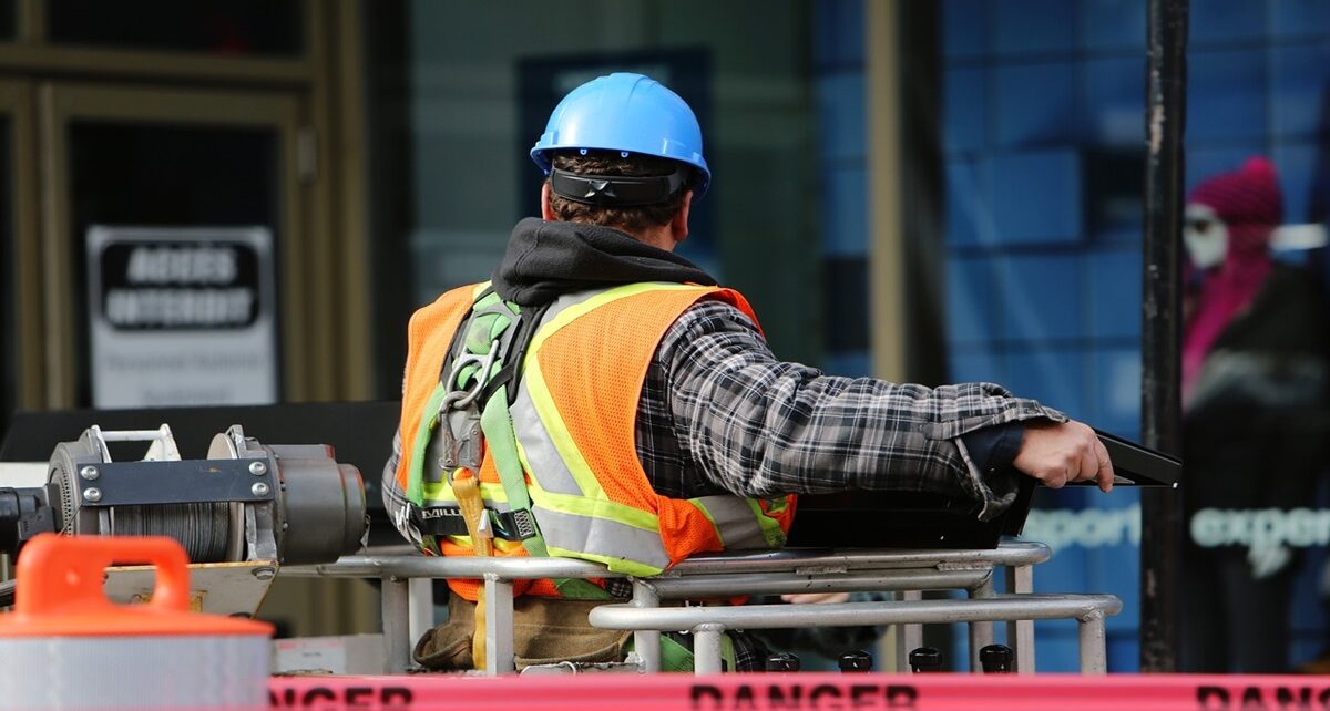 Standing Strong: How Unions Safeguard Workers' Rights in the Trade Sector 1415 construction worker 569126 1280