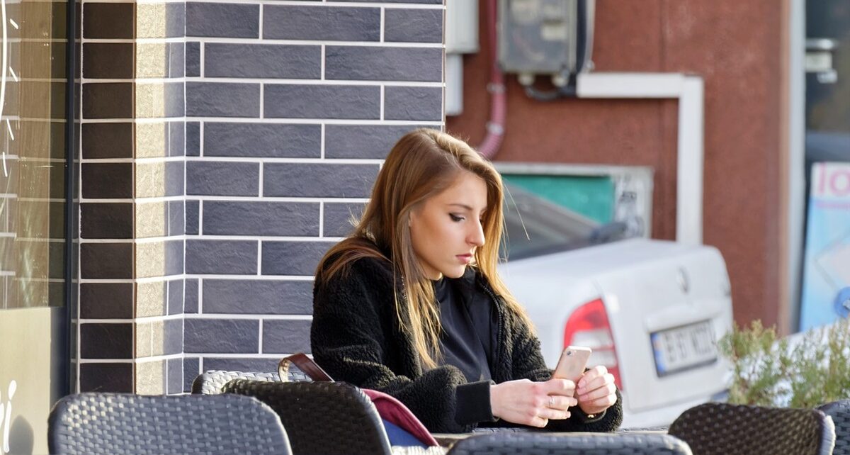 Why Complaining About Being Single on Dating Apps Isn't Doing You Any Favors 1358 girl 4881397 1280