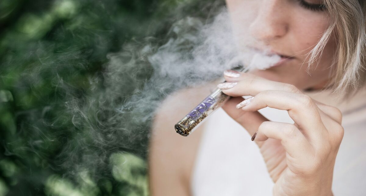 High Stakes: Dating App Dilemmas – Navigating Weed Culture 1421 grav 3rhZlxe9D4g unsplash