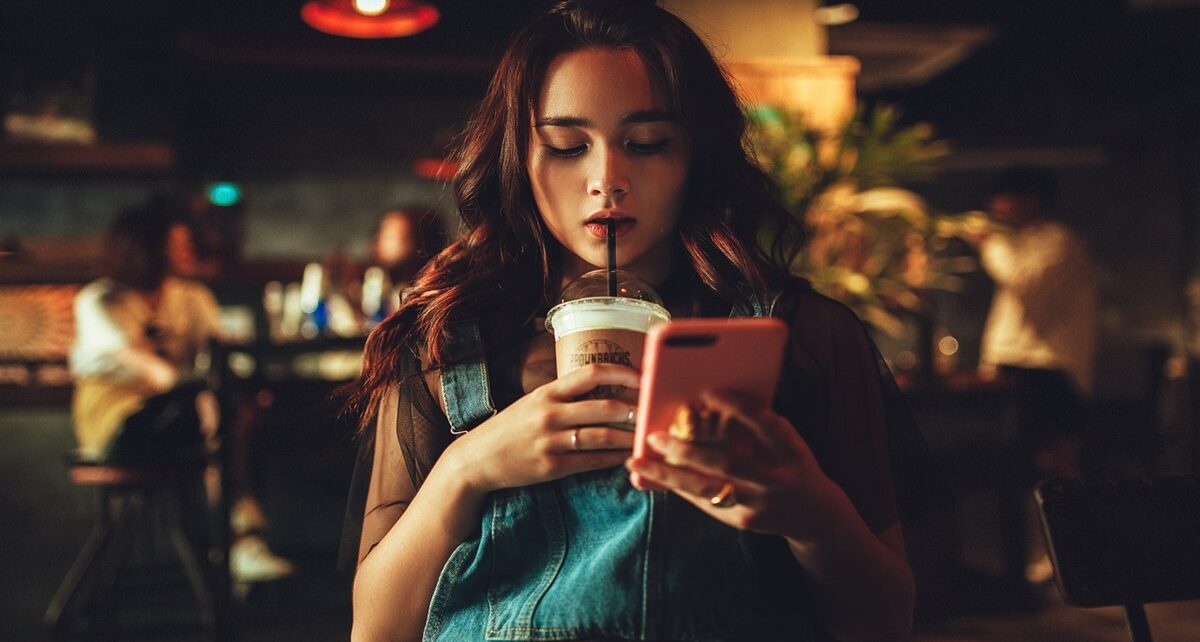 Cracking the Dating Code: Navigating the App Scene as an Independent Woman 1295 woman 4246954 1280