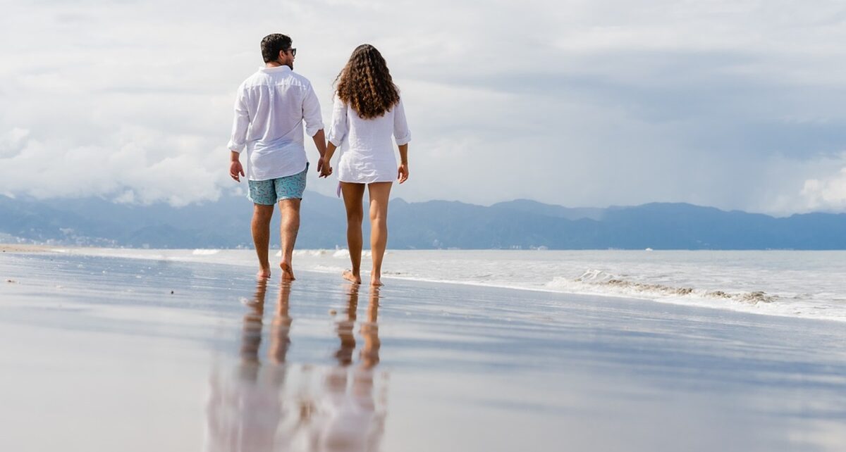 An Honest Guide to Online Dating Profiles for Hopeless Romantics 7 beach 5571545 1280