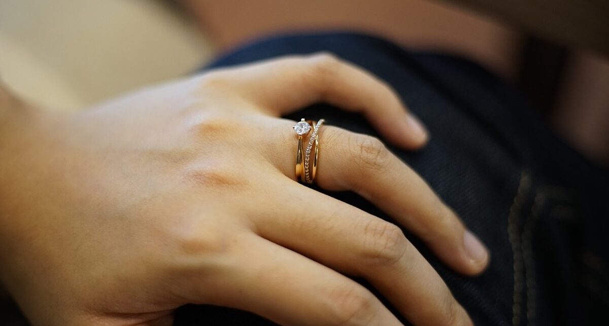 Nothing Says I'm Single With Like A Wedding Ring 591 hand 1217188 1280