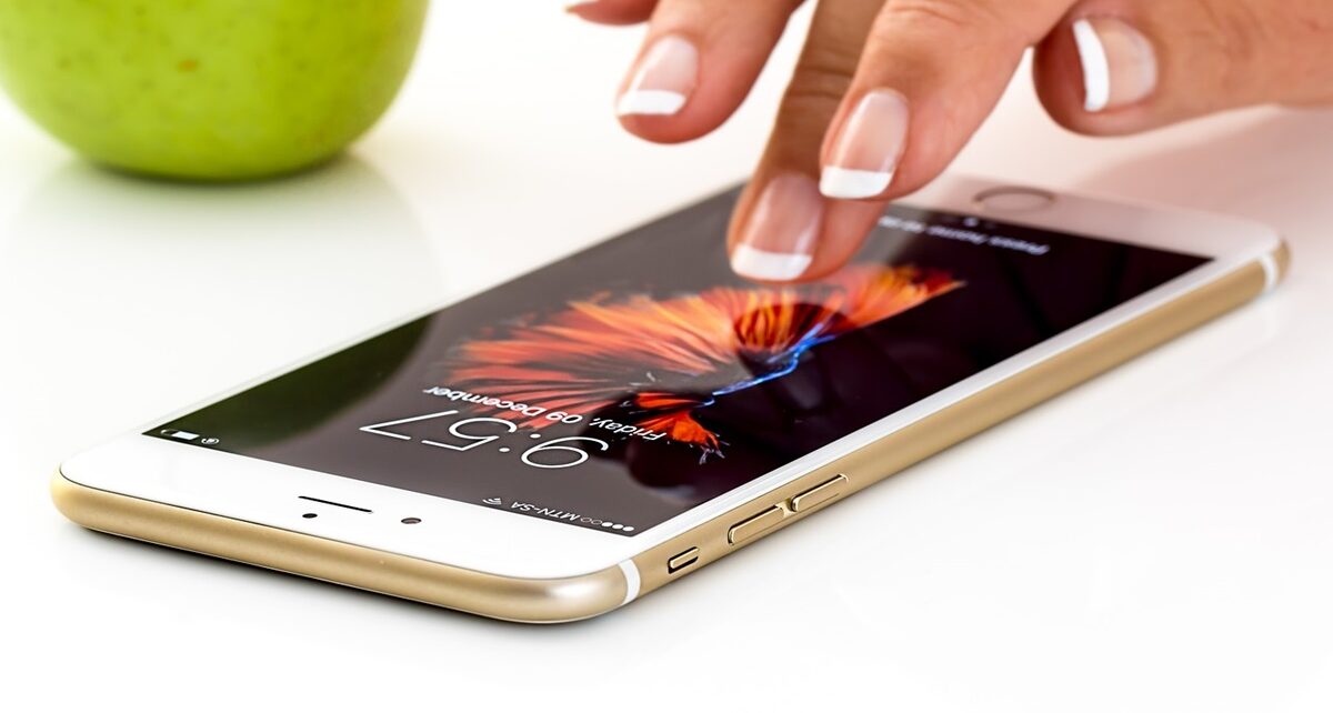 Online Dating Faux Pas: How to Stay Sane When Someone Views Your Profile 156 smartphone 1894723 1280