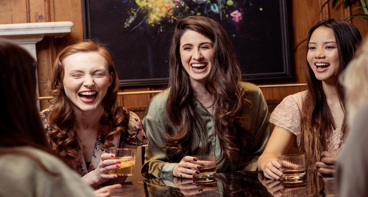 Sip, Snap, Swipe: A Hilarious Guide to Alcohol and Dating Apps! 629 woman 7933287 1280