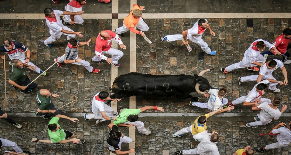 The Tradition of "Bous al Carrer": A Deep Dive into Valencia's Bull Runs 981 san fermin pamplona navarra LJrszMj1RJc unsplash
