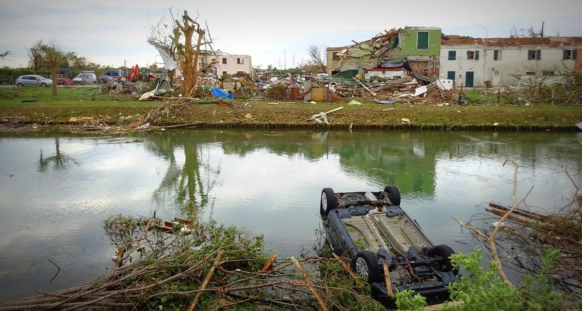 Hurricane Beryl Makes Landfall on Texas Coast 955 tornado 5005297 1280