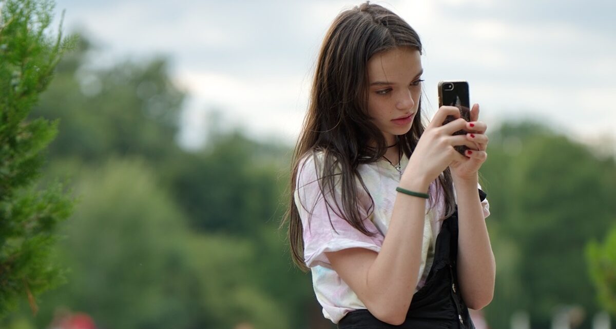 Manitoba Government Ban Use of Cellphones In Classes 100 girl 5425872 1280