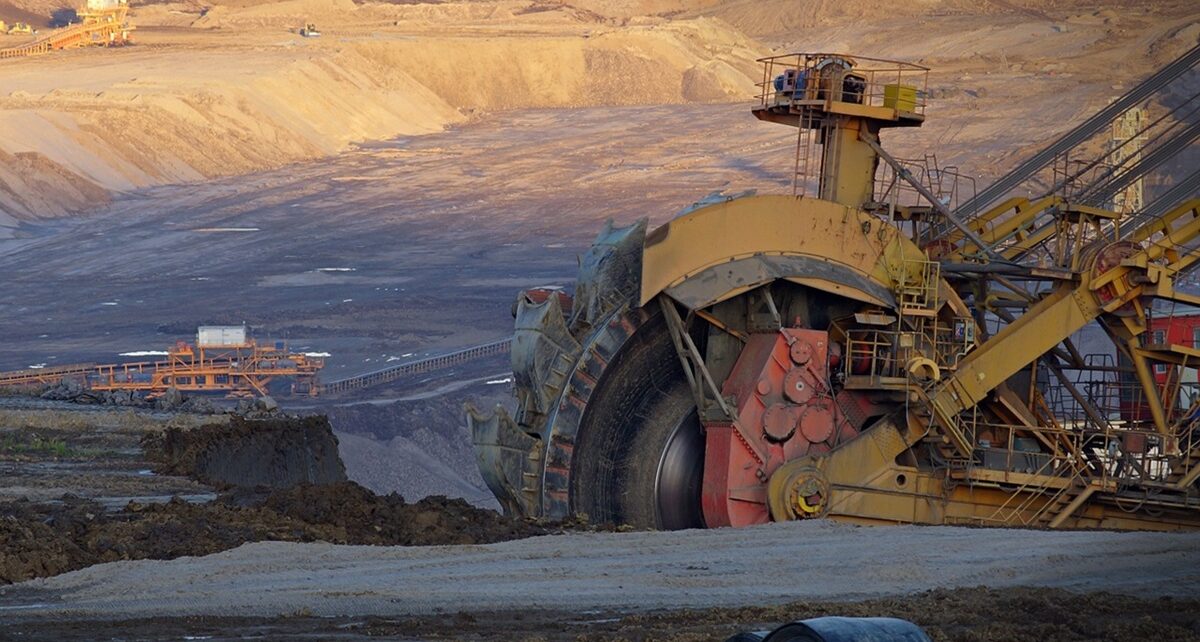 Nationalizing Wealth: How Burkina Faso is Taking Control of Its Gold Mines and Its Future 622 excavator 2781676 1280
