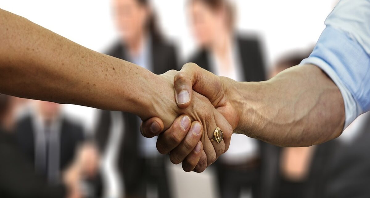 Jobseekers: Introduce Yourself With Style 543 hands 3348987 1280