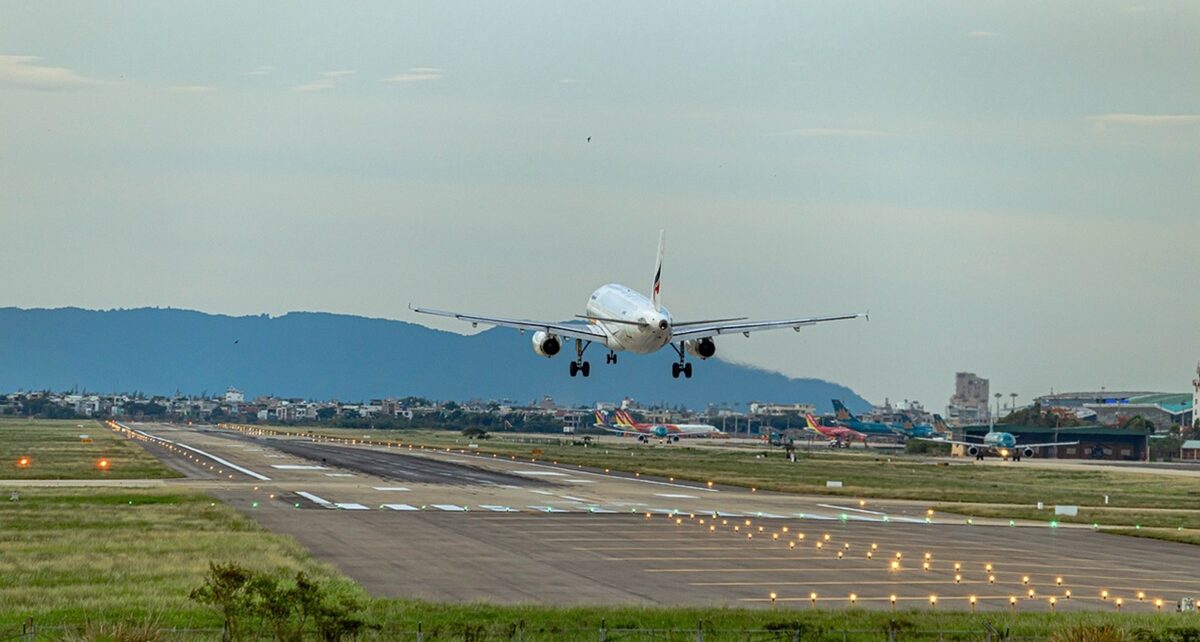 Breaking the Cycle of Exploitation: Burkina Faso Cancels €220 Million Airport Agreement 563 landing 4381139 1280