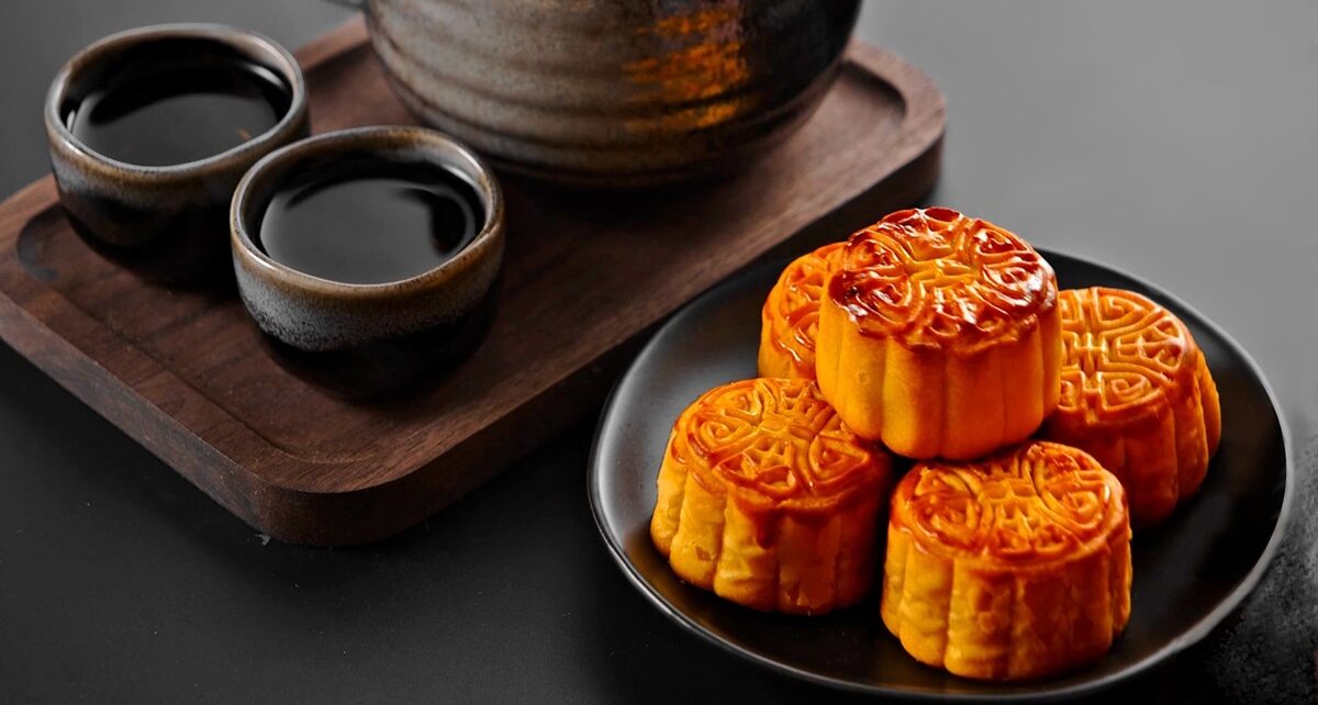 Harvest Moon: The Heartwarming Traditions of the Mid-Autumn Festival 548 mooncake 6653030 1280