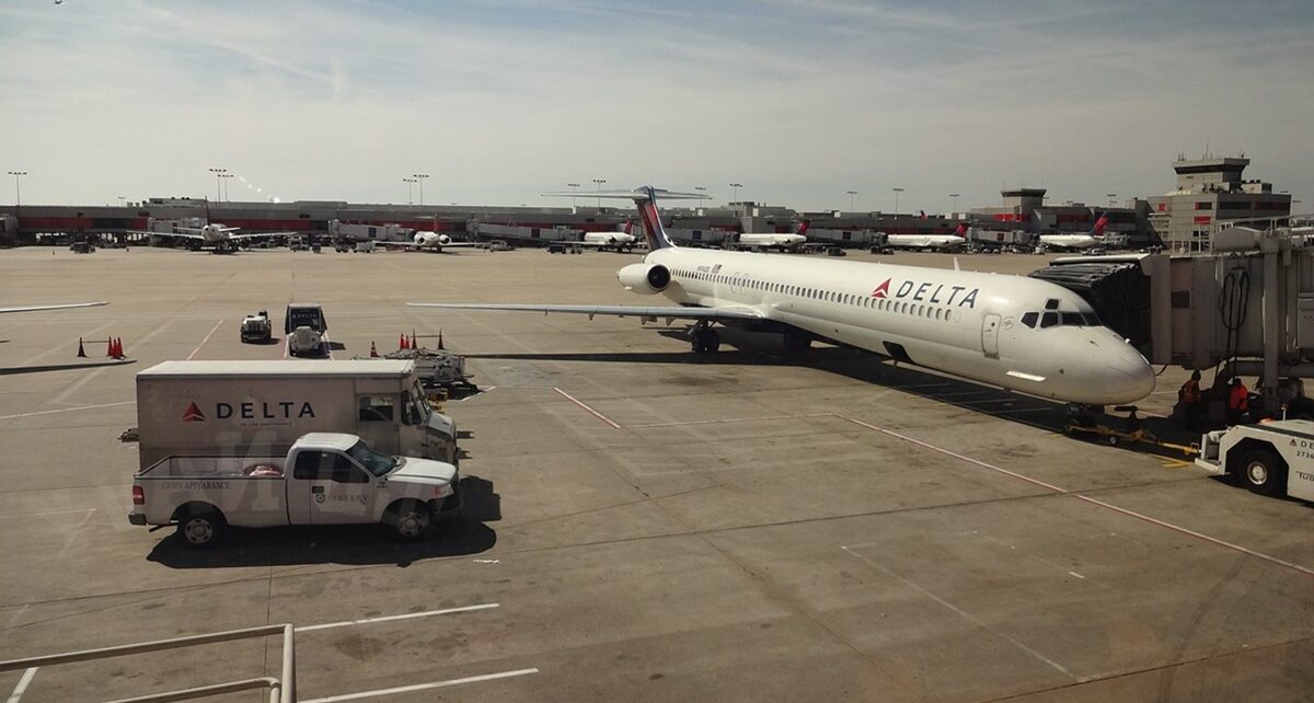 Two Delta Planes Collide While Taxiing at Atlanta Airport, No Serious Injuries Reported 612 plane 494145 1280