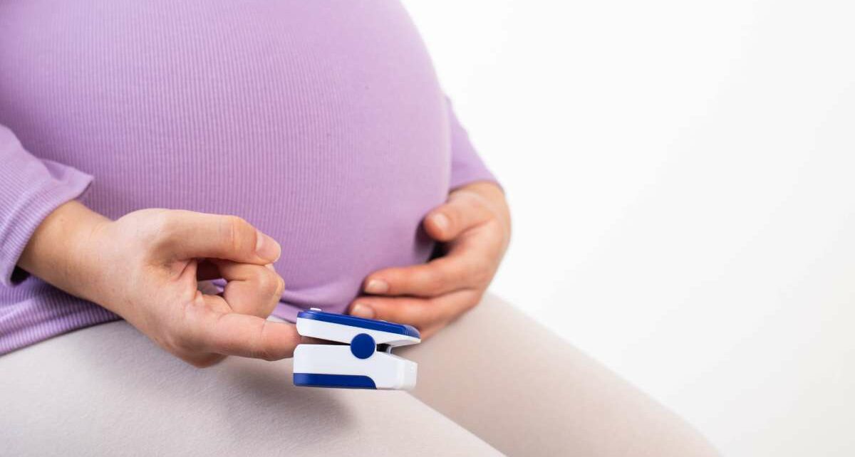 Hypoxia and Pregnancy: Risks and Proper Management 411 CascadeHealth-313456-Pregnant-Pulse-Oximeter-image1