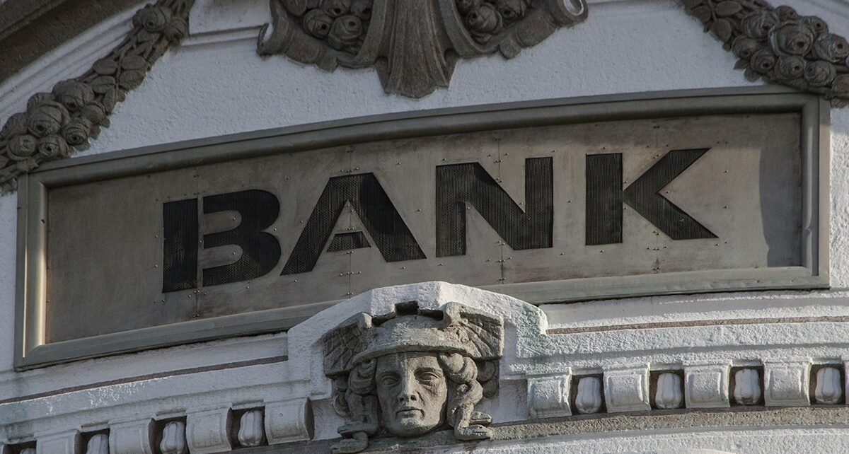 Why a Skilled Mortgage Broker Is Key to Your Best Mortgage Rate 391 bank 2907728 1280 1