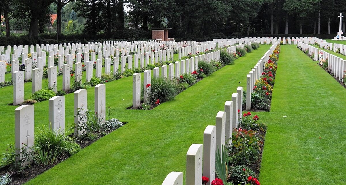 Honoring the Fallen: Reflecting on Remembrance Day and the Cost of War 324 cemetery 5106056 1280