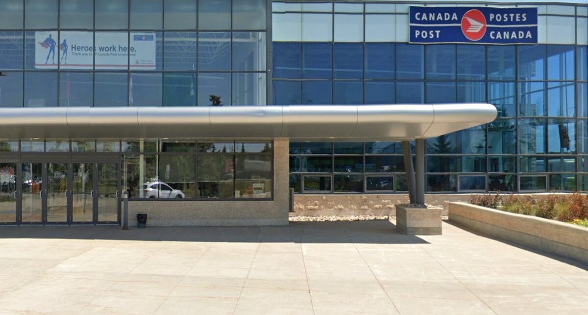 Postal Workers Strike Exposes Leadership Failures in Labour Negotiations 209 Canada post center