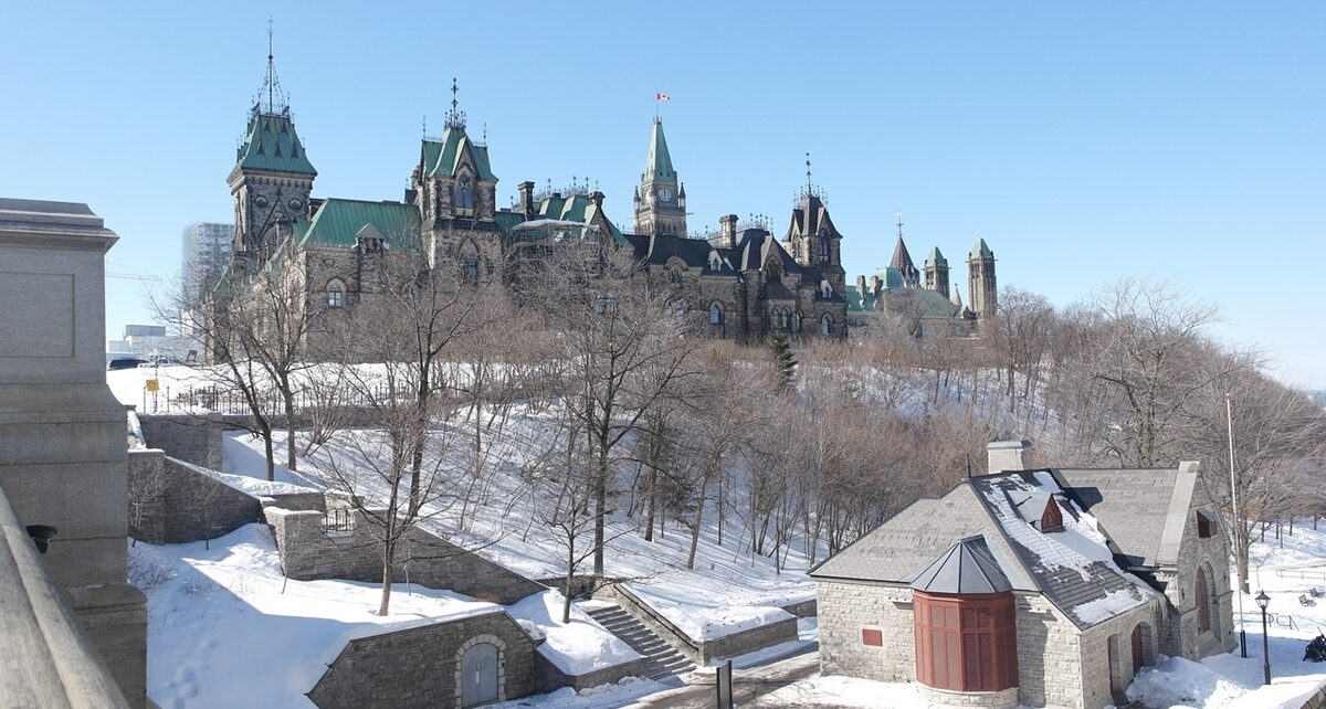 Dissecting the Headlines: When Media Turns Party Turmoil into a False Government Crisis 70 canada 373649 1280