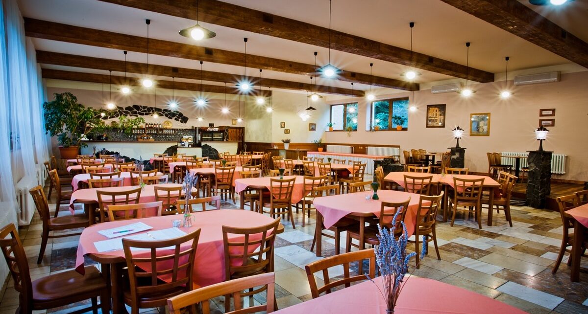 Why So Many Restaurants Fail When Expanding to New Markets 75 hotel 1191718 1280