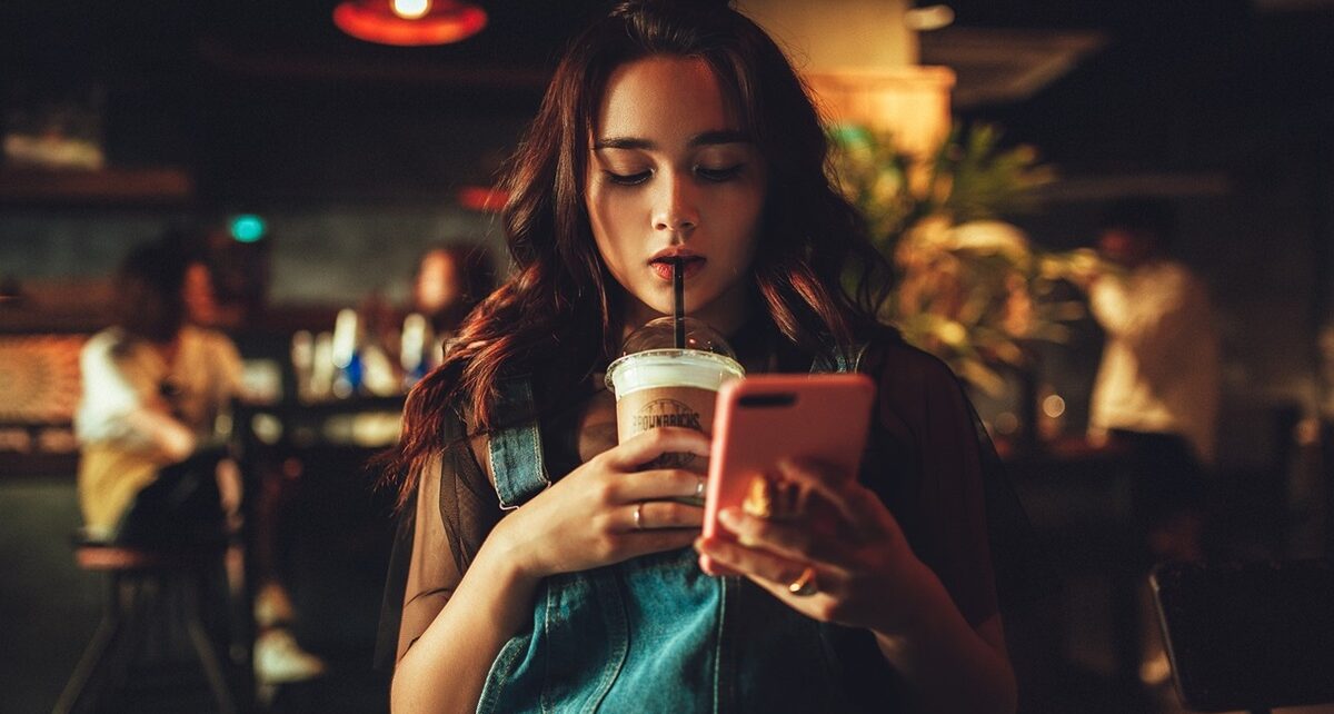 Love for Sale: How Dating Apps Prey on Your Hopes and Your Wallet 229 woman 4246954 1280 1
