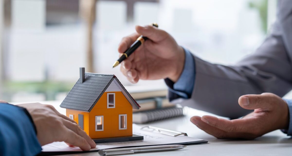 UDirectIRAserviceLLC-343411-men-real-estate-image1