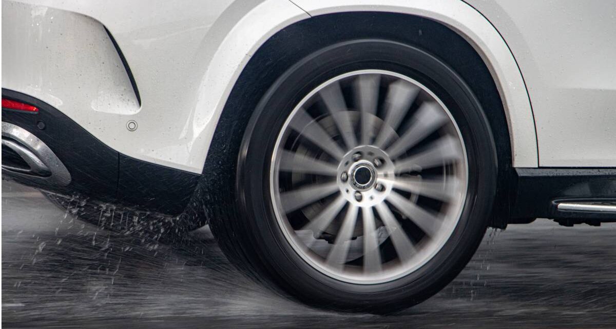 brfautochamblee-340596-tire-wet-road-image1