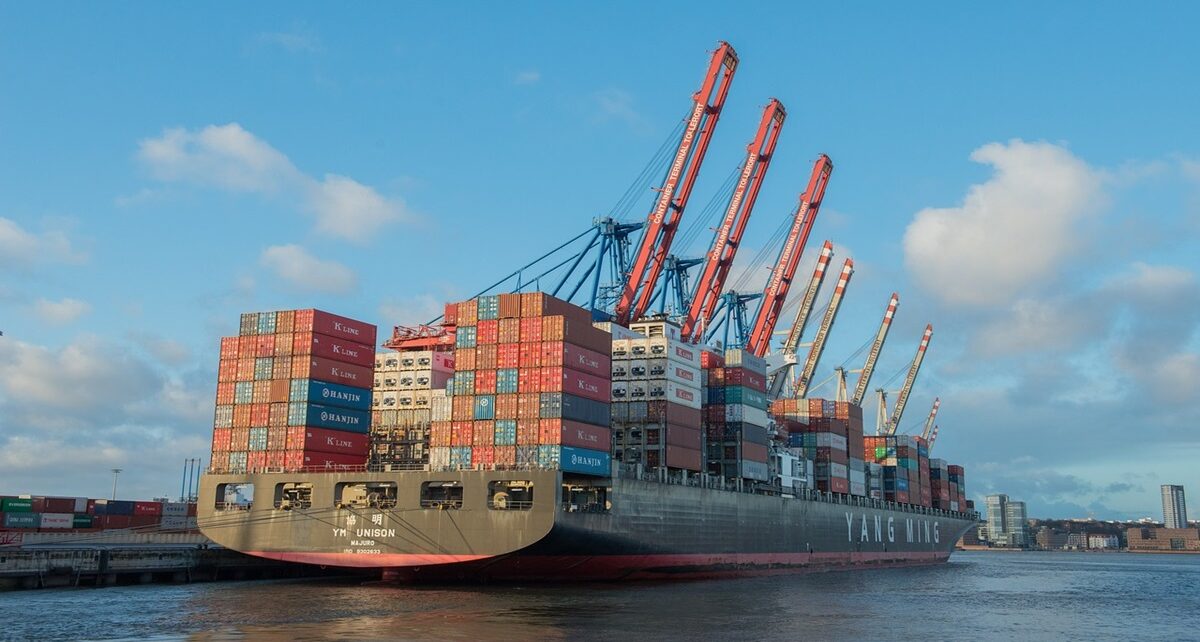 Trump’s Tariff Retreat: Canada and Mexico Hit Back as U.S. Businesses Pay the Price 115 container ship 596083 1280