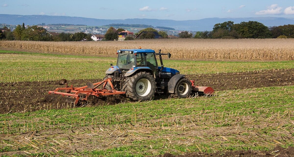 Trump's New Tariffs: A Renewed Blow to American Farmers 111 tractor 7534728 1280