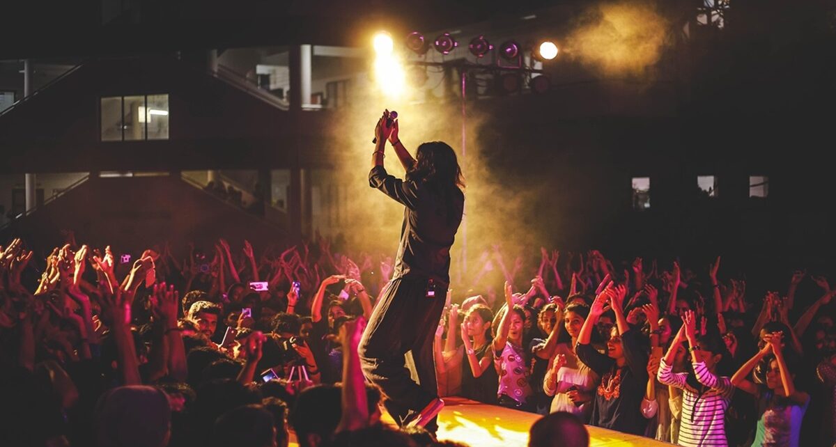 Why More Artists Are Staying Independent—And Why They Should 98 artist 3480274 1280