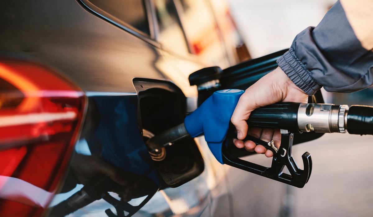 BlueOceanConsulting-376383-Man-Fueling-Car-image1