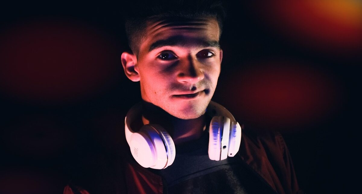 Speakerphones: Conversations We Should Not Be Hearing 95 headphones