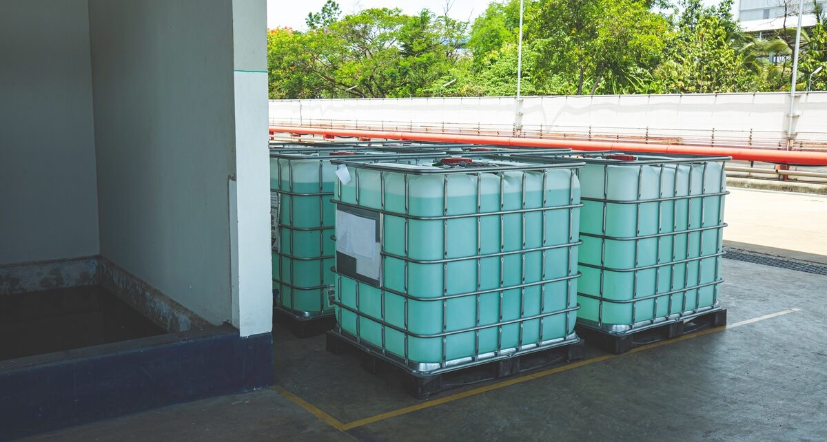 Tips for Reducing Storage Costs in Bulk Liquid Management 3 hoovercircularsolutions-405113-IBC-totes-liquid-image1