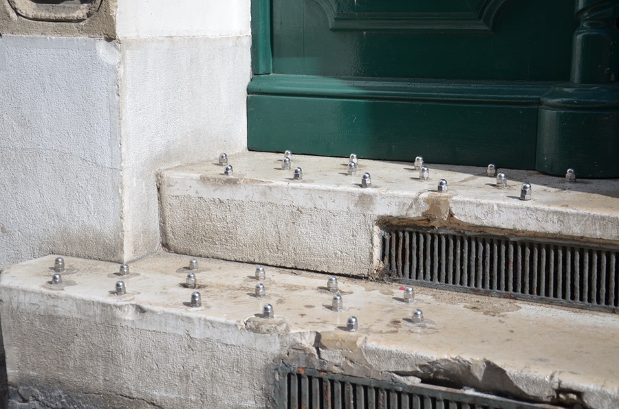 Hostile Architecture in Paris, Tough Crackdowns in America: Which Offers More Dignity? 2 Hostile Architecture