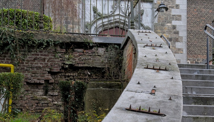 Hostile Architecture in Paris, Tough Crackdowns in America: Which Offers More Dignity? 5 Hostile Architecture