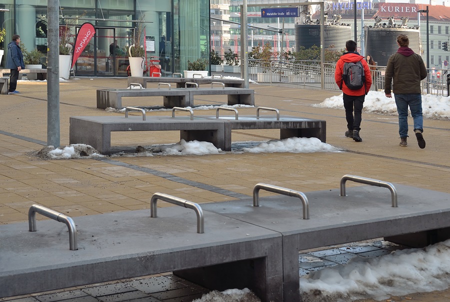 Hostile Architecture in Paris, Tough Crackdowns in America: Which Offers More Dignity? 1 Hostile Architecture