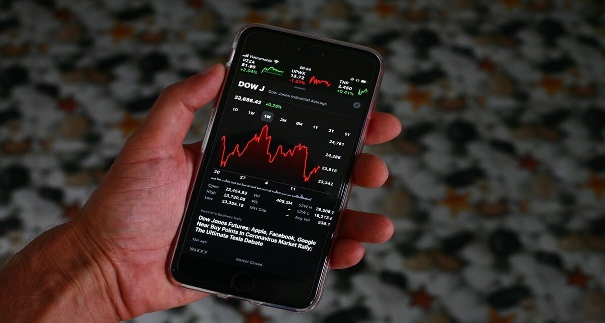 Markets Tumble as New Trump Tariffs Shake Global Trade 140 stock market crash