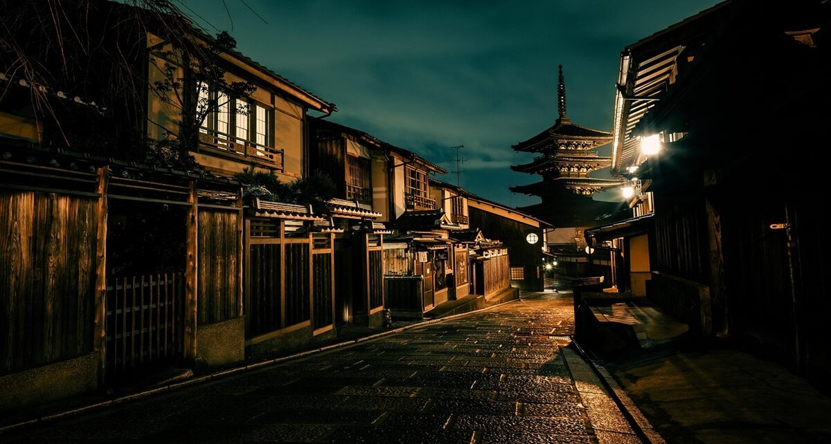 Yonige-ya" Japan’s: Night Movers The Hidden Industry of Disappearing Lives 45 yonige-ya