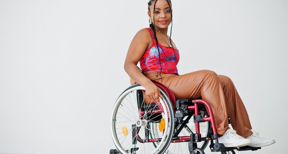 4 Considerations for New Wheelchair Users 74 DMEHub-384721-WomanWheelchairHands-Image1