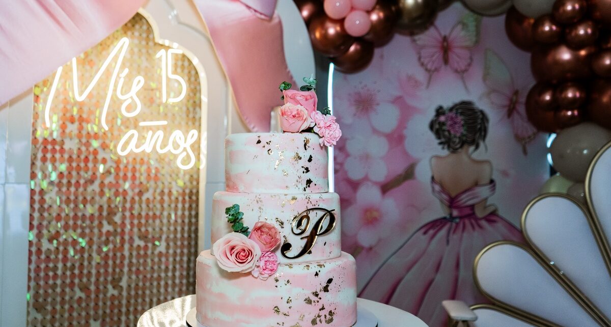 How To Decide Who Will Be in Your Quinceanera Court 23 AmaBella-434216-cake-15anos-decor-image-1