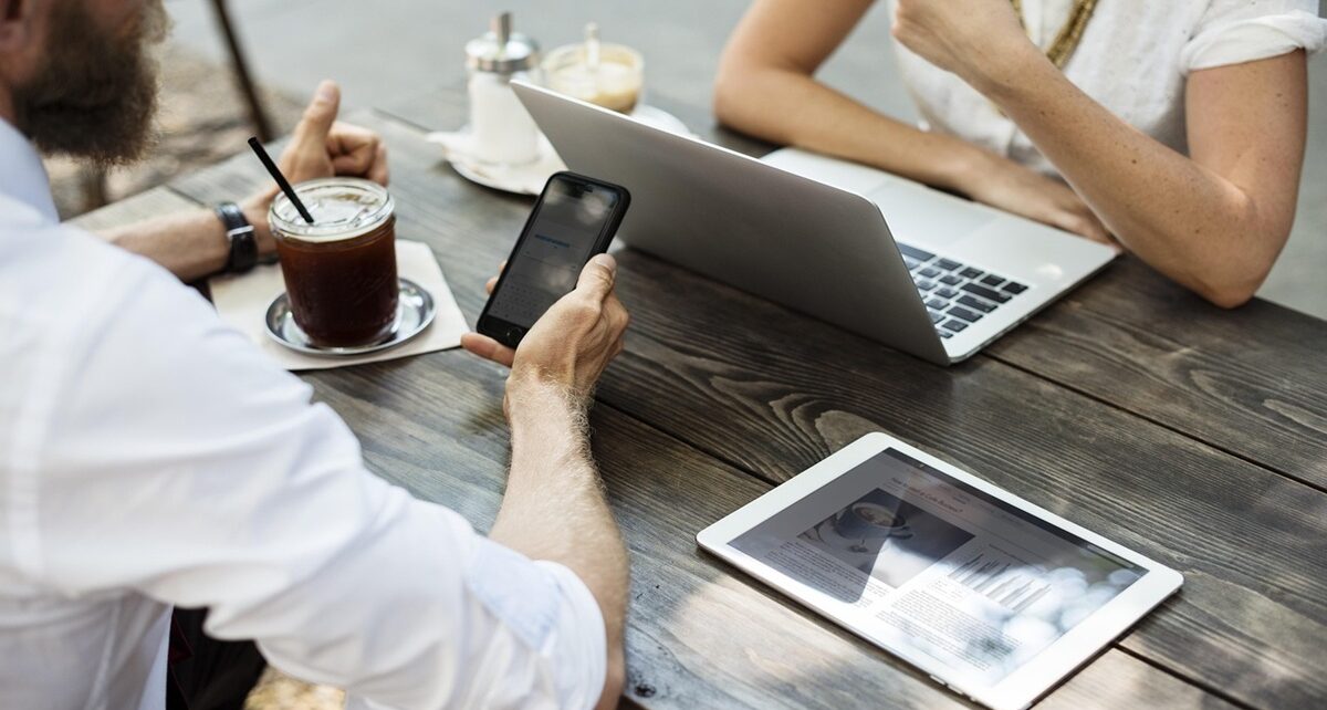 This Holiday Season, Tone Down the Online Bragging 1 agreement 2548138 1280 1