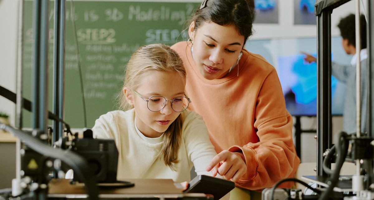 3D Printing in the Classroom: A Helpful Guide for Teachers 1 u377-3DPrintersDepot-402167-Classroom-3D-Printer-image1