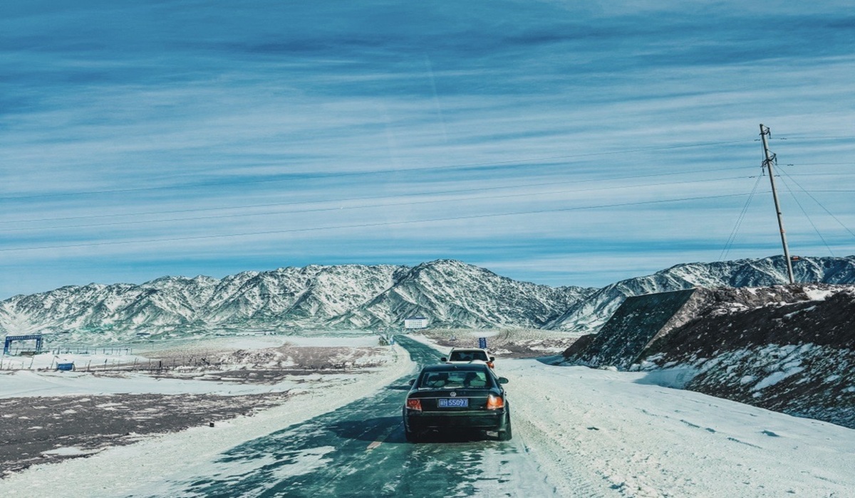 Altay-Mountains-on-Road